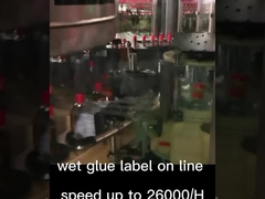 생산 라인의 젖은 접착제 라벨, 생산 중인 와인 라벨